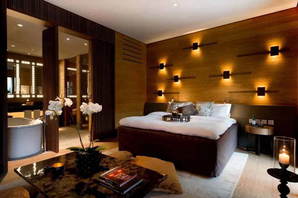 Luxuriöses Schlafzimmer im Grand Deluxe Zimmer mit eleganter Holzverkleidung und Beleuchtung