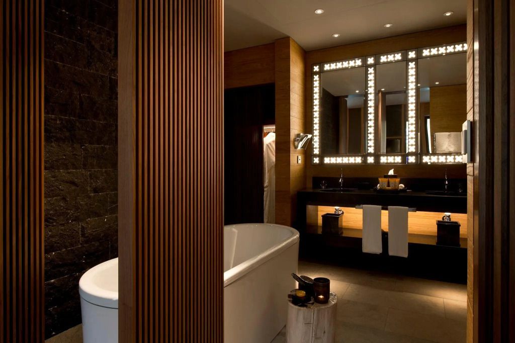 Luxuriöses Badezimmer im Grand Deluxe Zimmer mit stilvoller Beleuchtung und modernen Badarmaturen