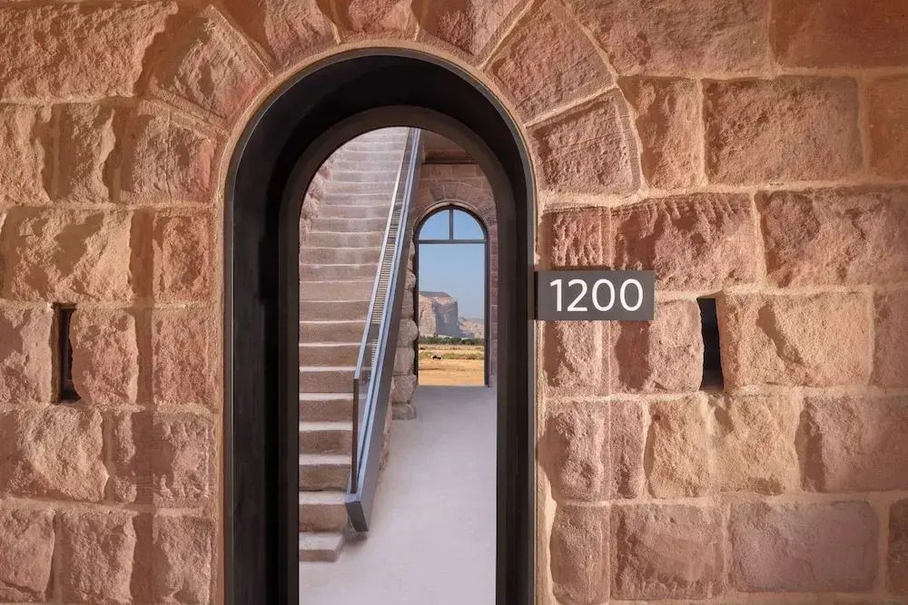 Steinwände und Treppen des Deluxe Zimmers mit Blick auf Landschaft