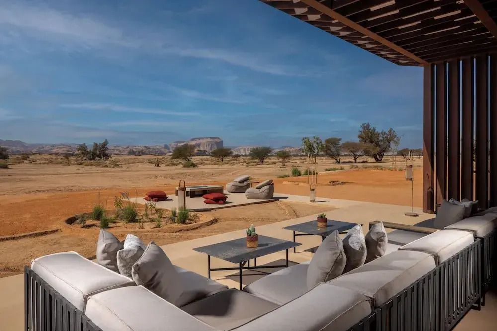 Terrasse mit Sitzmöglichkeiten und Blick auf Wüstenlandschaft