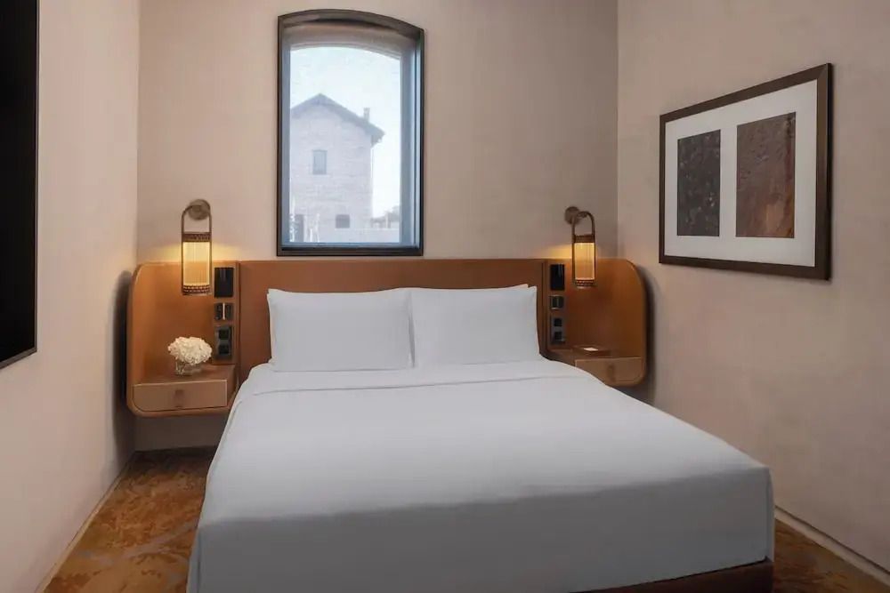 Modernes Schlafzimmer mit großem Bett und elegantem Interieur