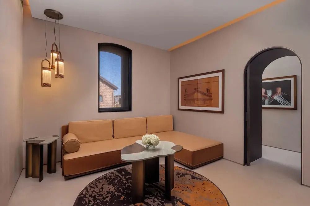 Wohnbereich mit bequemer Couch und stilisierte Dekoration