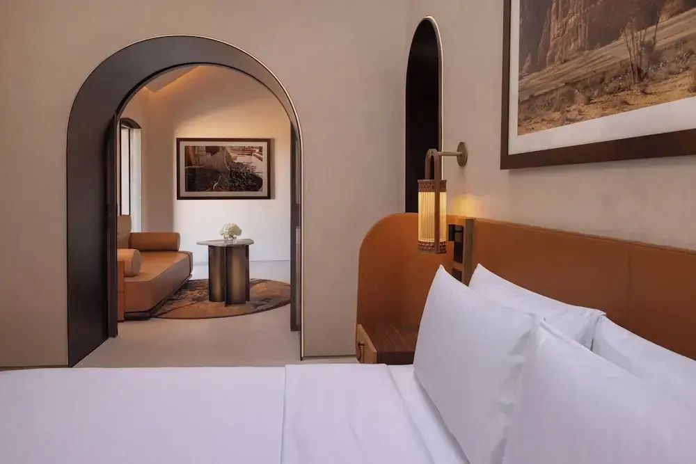 Einladende Suite mit elegantem Bett und gemütlicher Sitzecke