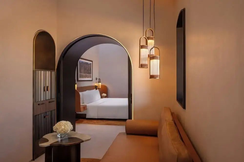 Komfortabler Wohnbereich einer luxuriösen Suite mit modernen Lampen