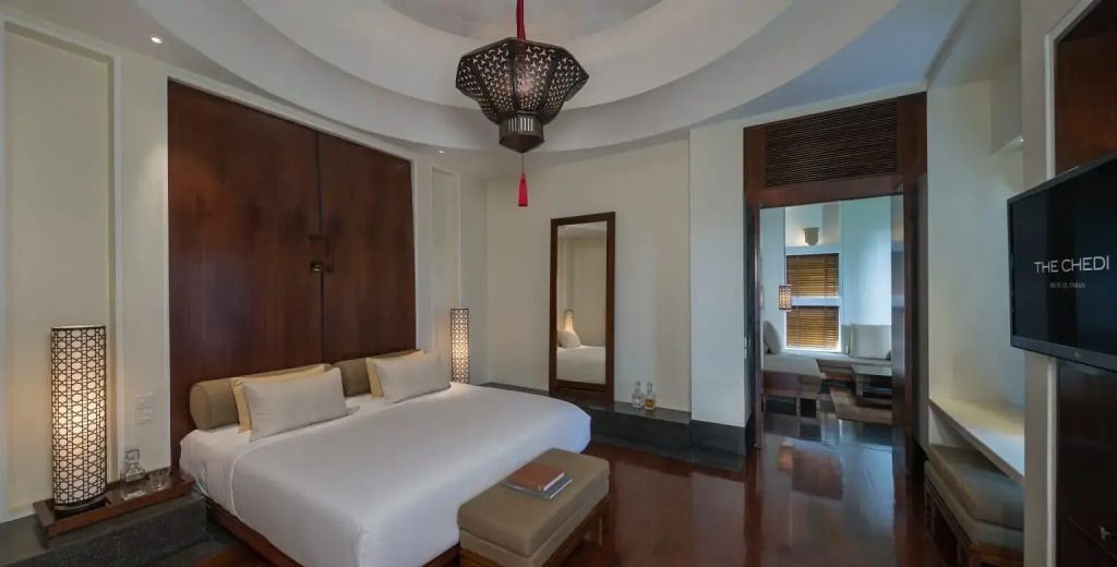 Luxuriöses Schlafzimmer mit Doppelbett und stilvollem Innendesign im The Chedi Muscat