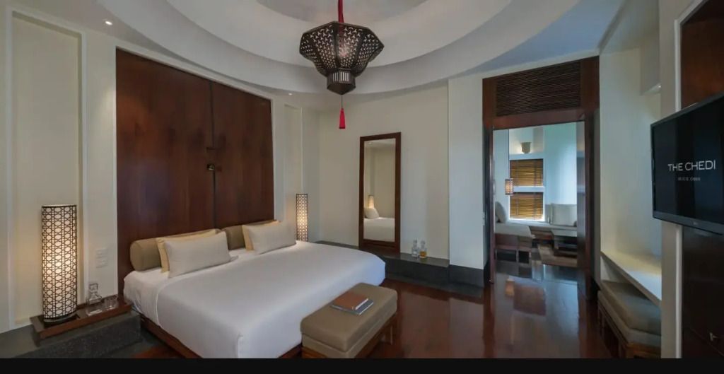 Helles Doppelzimmer mit modernem Dekor und Spiegelschrank im The Chedi Muscat