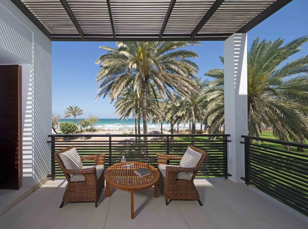 Terrasse mit Sitzmöbeln und Meerblick im Hintergrund