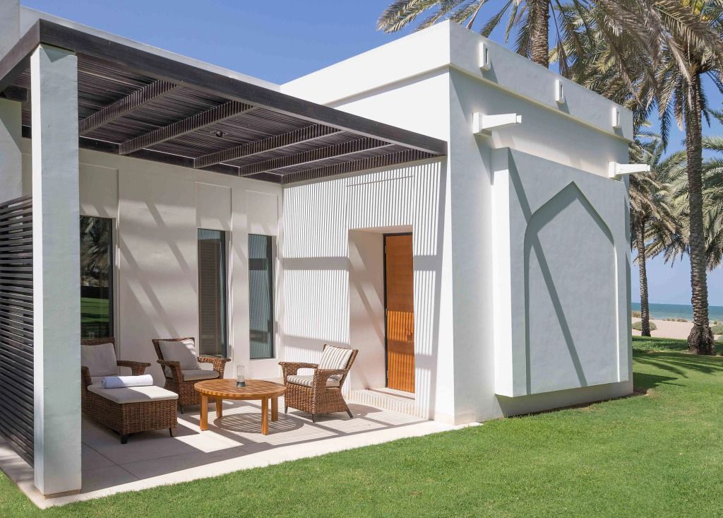 Außenansicht der Suite mit modernem Design und Gartenmöbeln