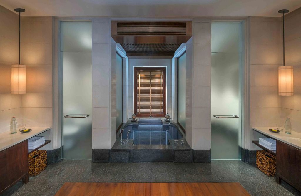 Luxuriöses Badezimmer mit zentralem Badebereich