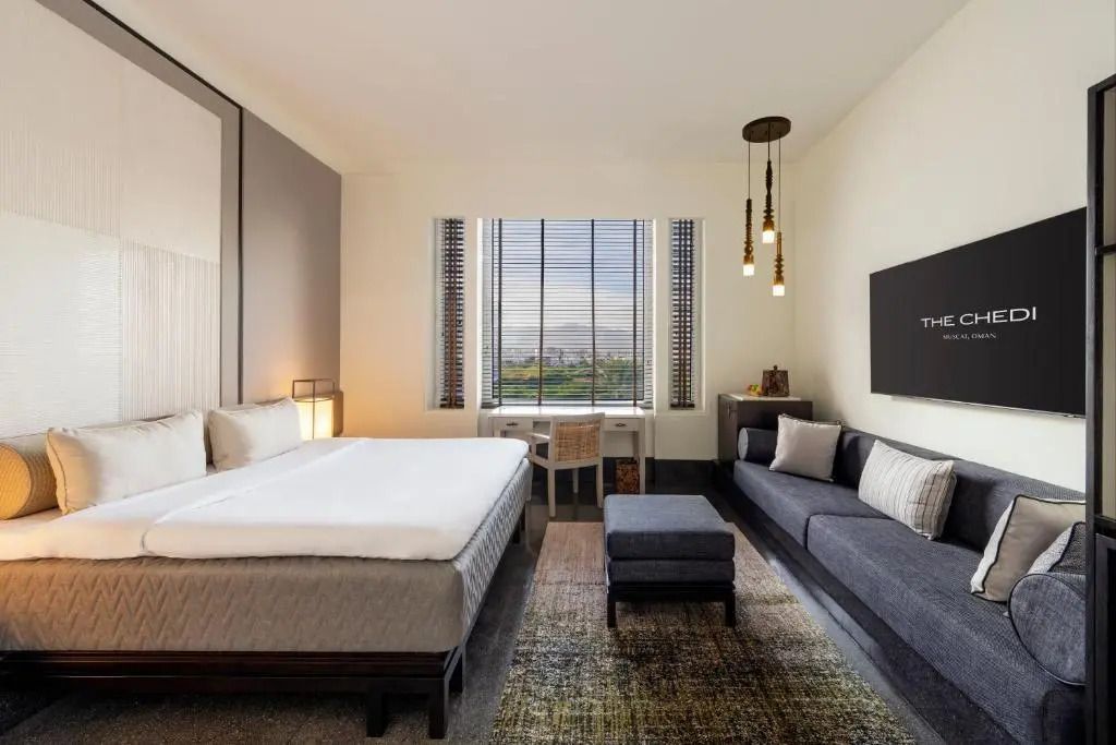 Elegantes Standard Doppelzimmer mit modernem Design und Blick aus großem Fenster