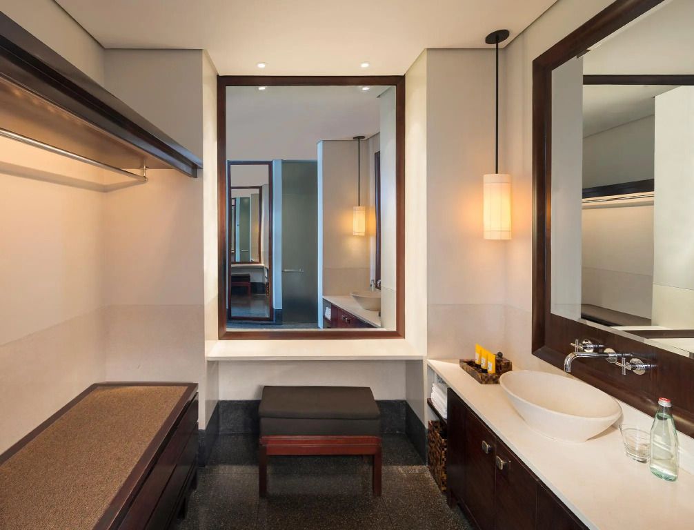 Elegantes Badezimmer mit großem Spiegel und Waschtisch im Hotel The Chedi Muscat