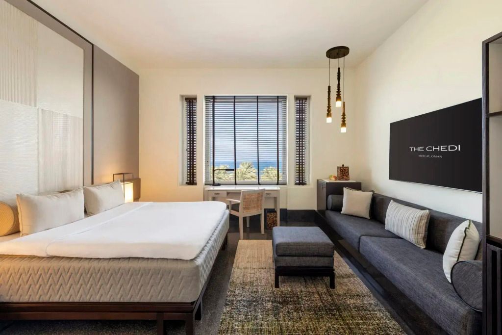 Komfortables Superior Doppelzimmer mit Stadtblick im The Chedi Muscat