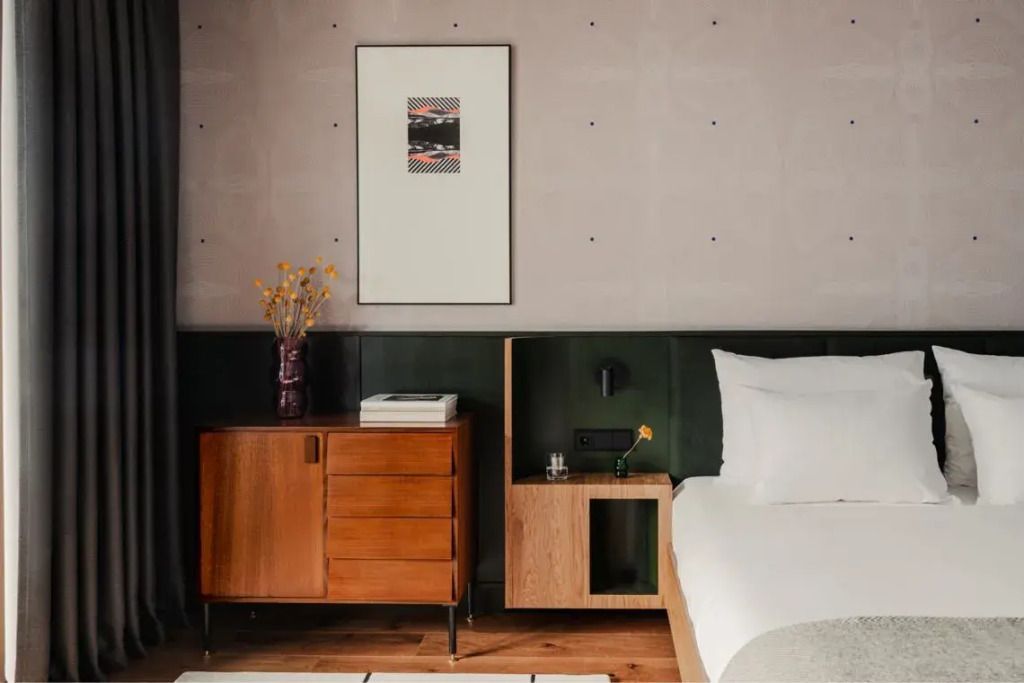 Detailaufnahme eines stilvollen Schlafzimmers mit Kunstwerk an der Wand