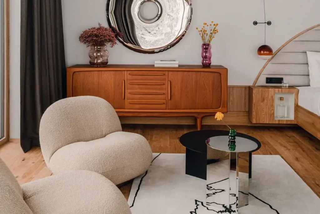 Moderner Wohnbereich einer Suite mit dekorativem Spiegel und Designermöbeln