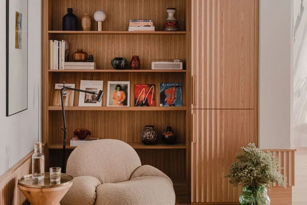 Geschmackvoll eingerichtete Leseecke mit Regal und Dekoration in der Suite
