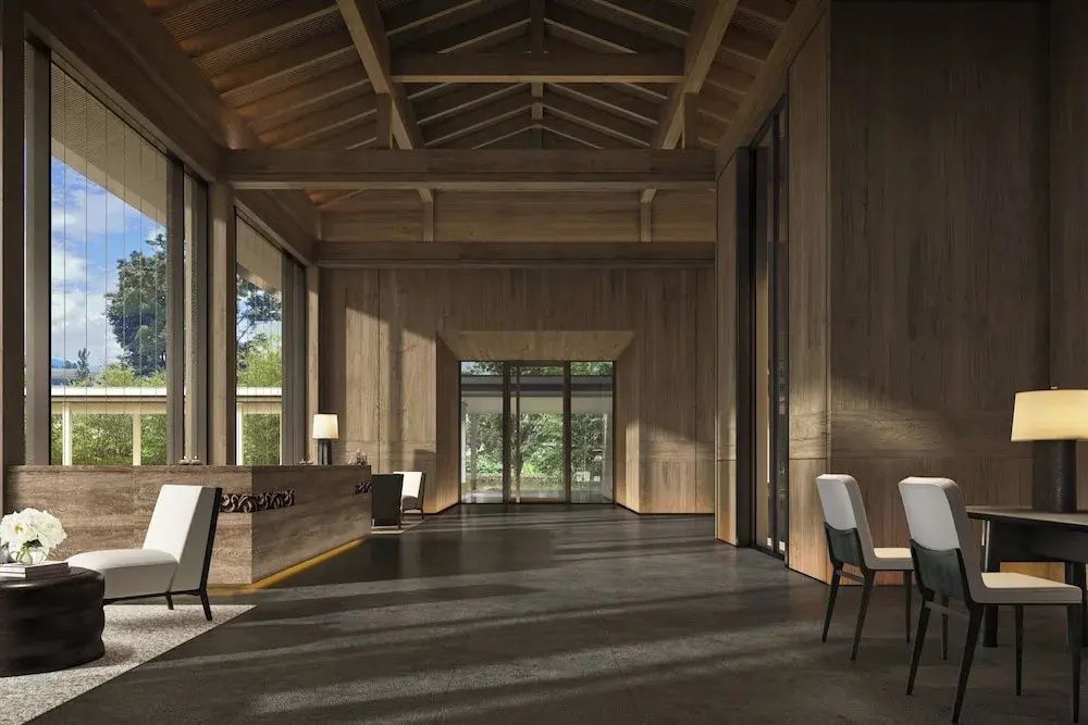 Eindrucksvoller Eingangsbereich mit traditioneller Holzdeckenkonstruktion und modernem Design.