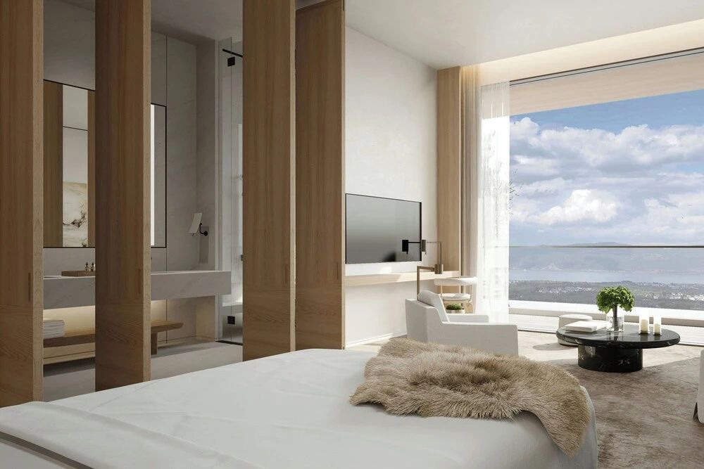 Helles Luxuszimmer im Hotel The Dali EDITION mit Meerblick, Flachbild-TV und modernem Badezimmer.