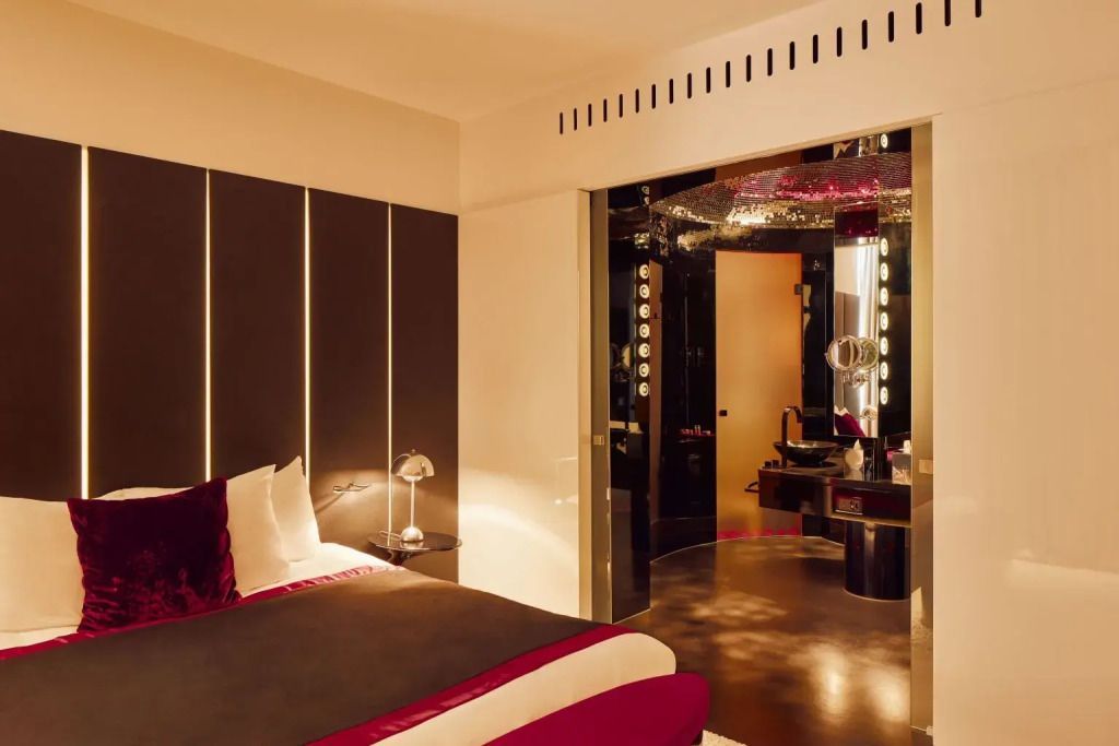 Modernes Schlafzimmerdesign mit stilvollen Beleuchtungselementen und komfortablem Bett