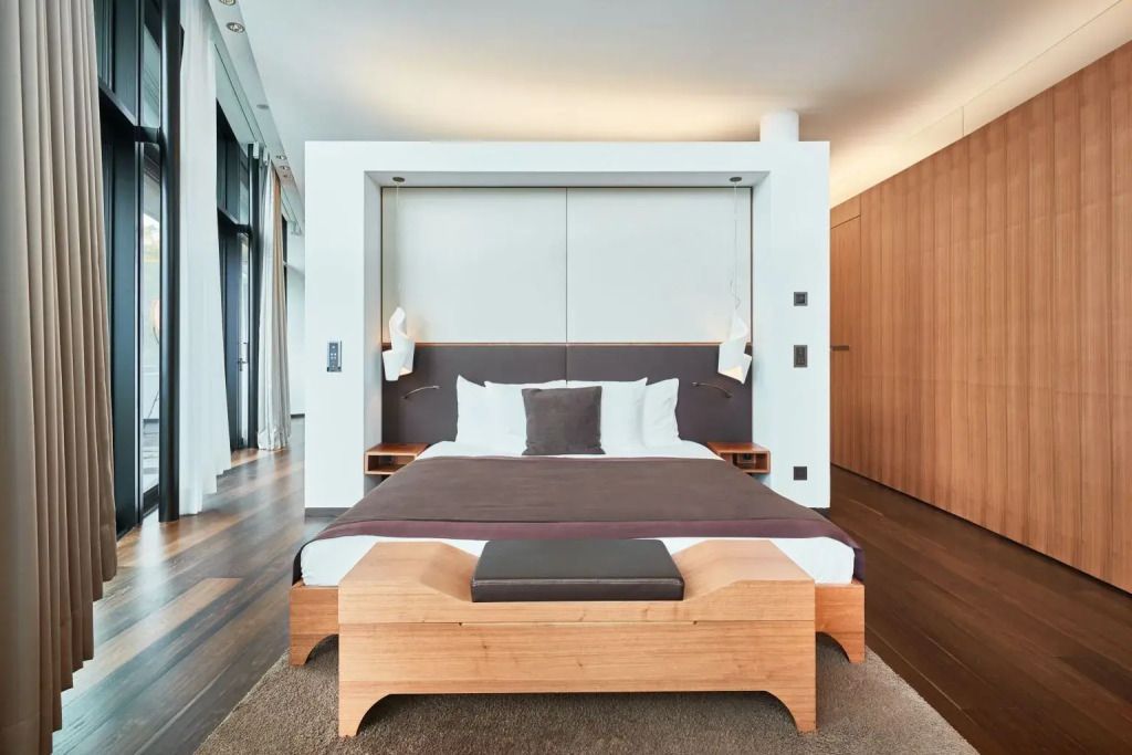 Elegantes Schlafzimmer mit modernem Doppelbett und stilvoller Beleuchtung