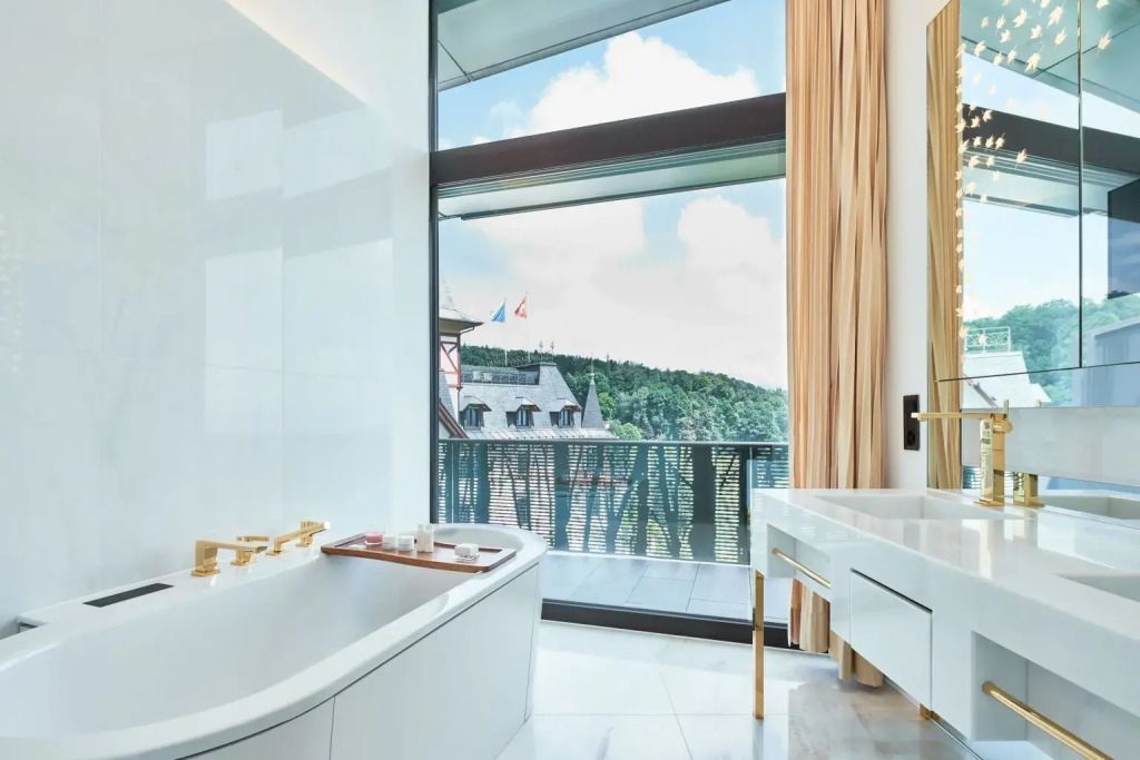Moderne Badezimmereinrichtung mit großer Badewanne und Blick auf die Architektur