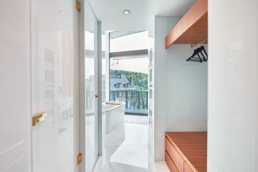 Eleganter Flur mit Holzdetails und Blick auf das Badezimmer mit moderner Ausstattung
