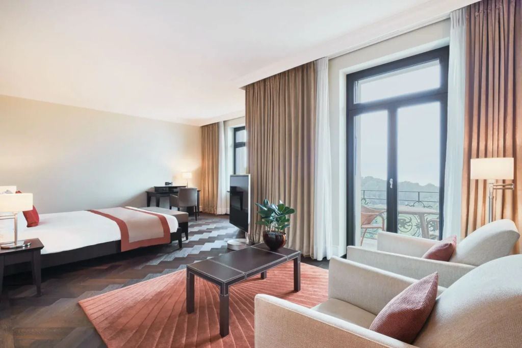 Elegantes Zimmer mit Doppelbett und privatem Balkon