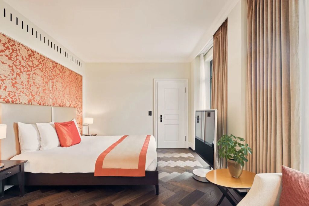 Elegantes Schlafzimmer mit Doppelbett und stilvollem Dekor