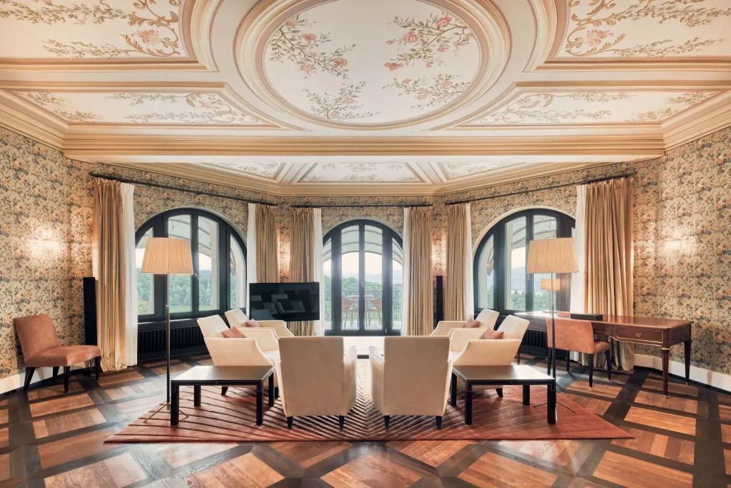 Eleganter Wohnbereich in klassischem Dekor mit Deckenmalereien und Panoramafenstern
