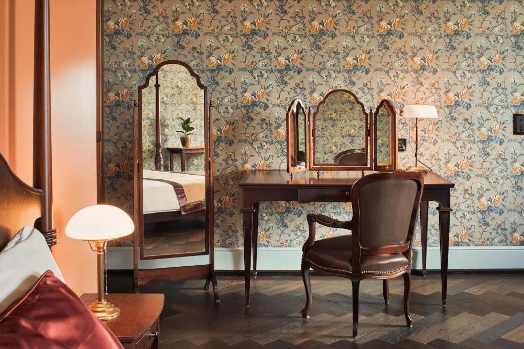 Schminktisch mit Spiegel und eleganter Einrichtung im Schlafzimmer.