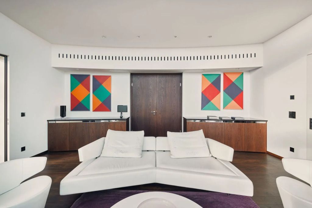 Elegantes Wohnzimmer der Golf Doppel Suite mit moderner Kunst und stilvollem Sofa