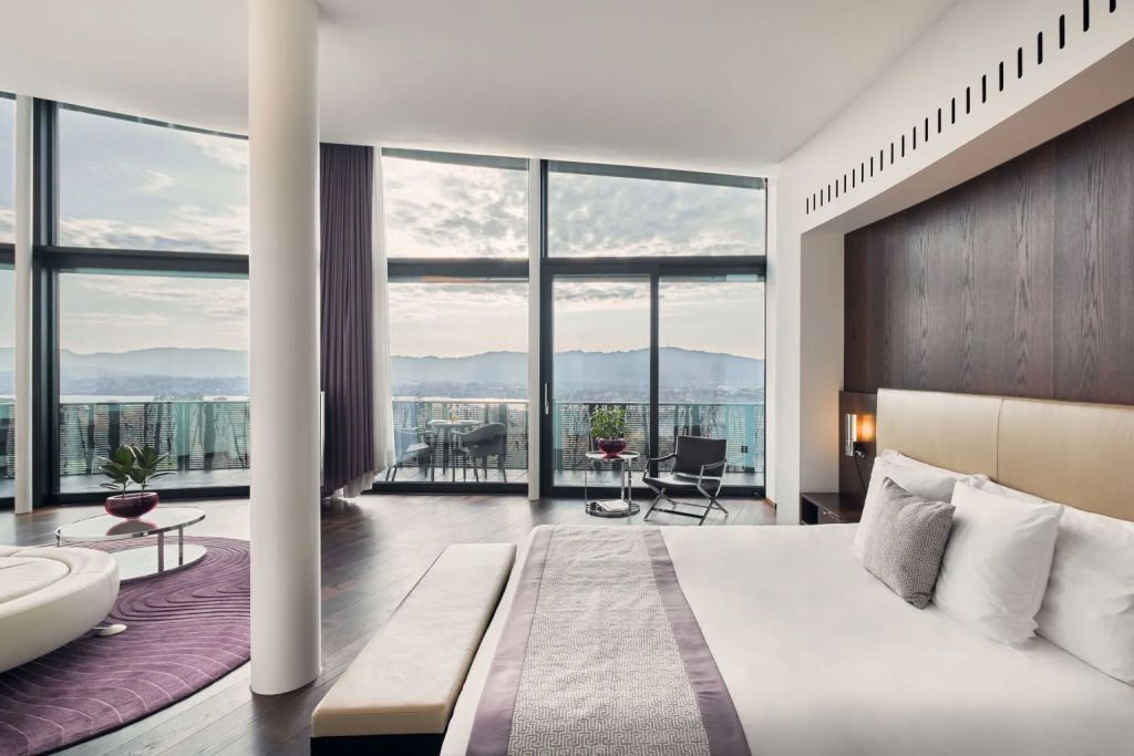 Golf Doppel Suite mit Doppelbett und Balkon mit Panoramablick auf die Berge