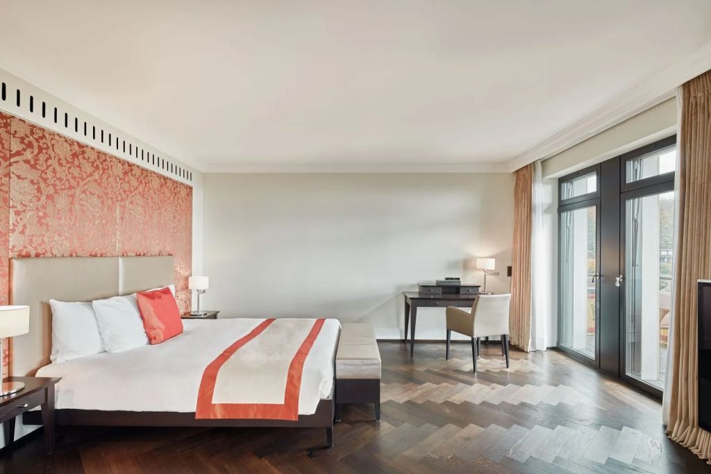 Geräumige Junior-Suite mit großem Doppelbett und Schreibtisch
