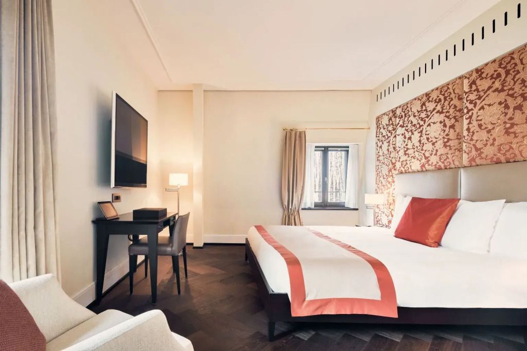 Moderne Grand Doppel Suite mit elegantem Doppelbett und großem Fernseher