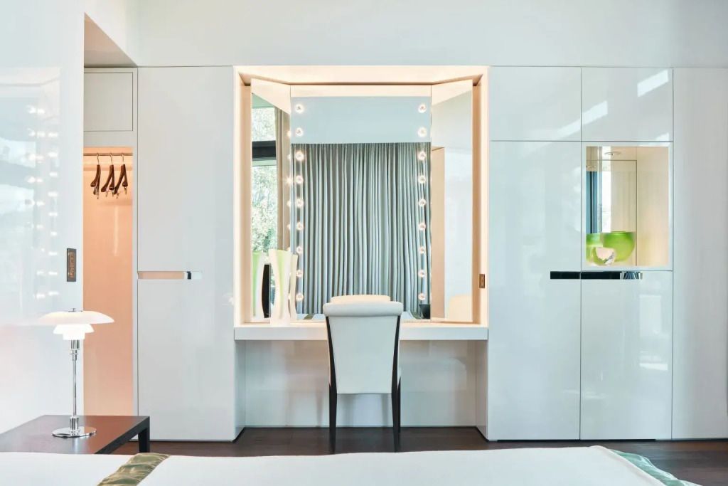 Eleganter Schminktisch mit künstlerischem Spiegel und dezenter Beleuchtung