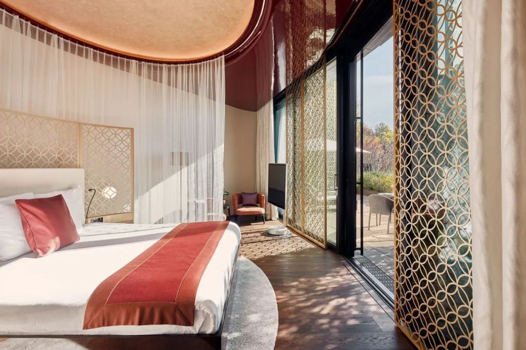 Geräumige Suite mit modernen Elementen und Zugang zur Terrasse