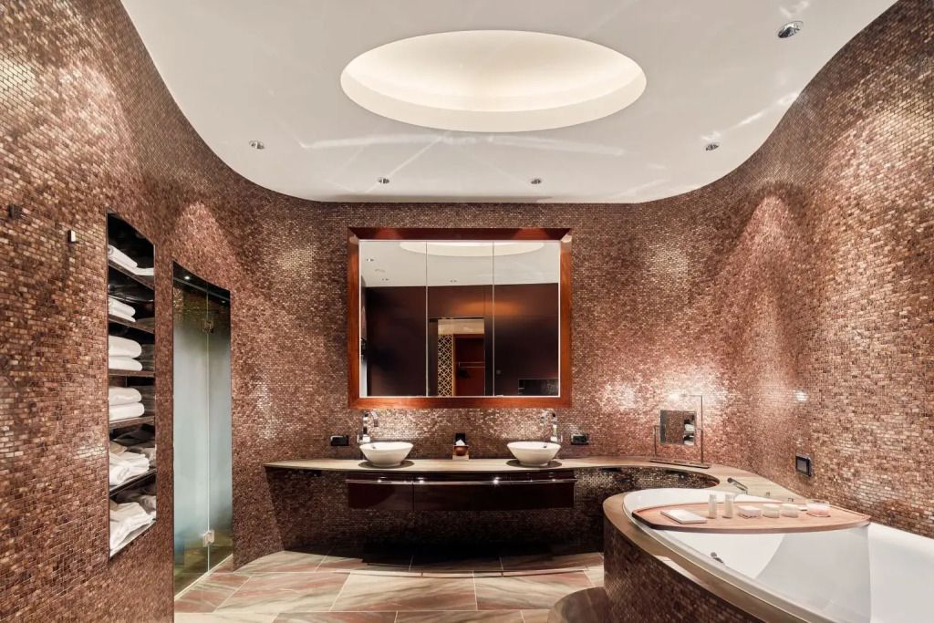 Luxuriöses Badezimmer mit zwei Waschbecken und eleganter Beleuchtung