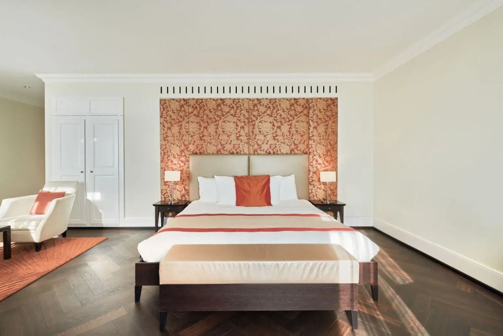 Luxuriöses Doppelbett in der Superior Junior-Suite mit dekorativer Wand