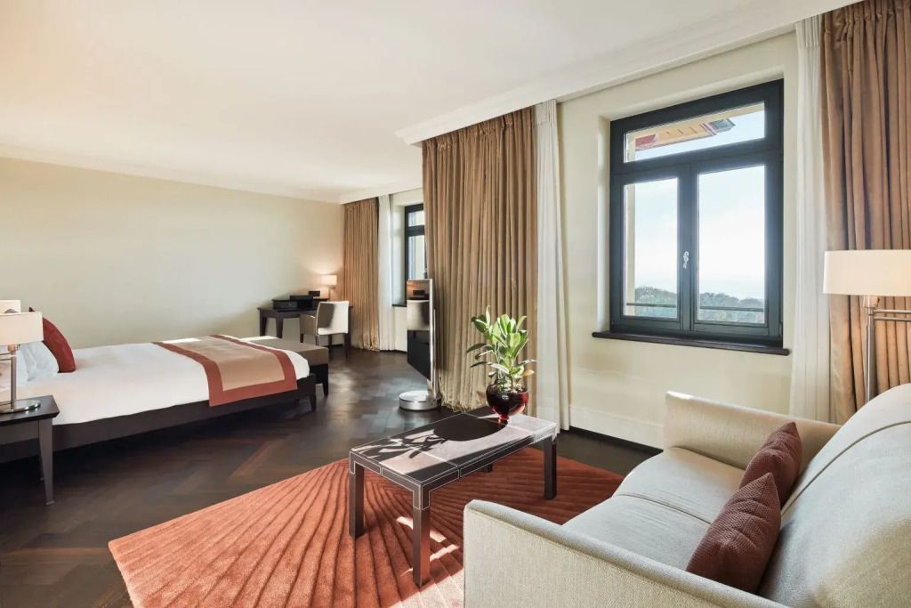 Geräumige Superior Junior-Suite mit Sitzbereich und großem Fenster