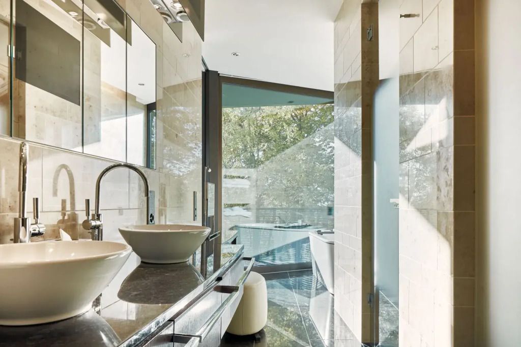 Luxuriöses Badezimmer mit Doppelwaschbecken und Badewanne
