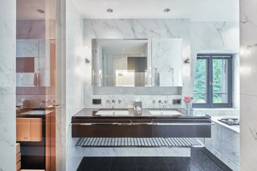 Modernes Badezimmer mit Doppelwaschbecken und Spiegel in der Suite