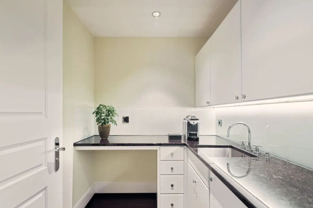 Kleine Küche in der Suite mit Arbeitsfläche und Kaffeemaschine