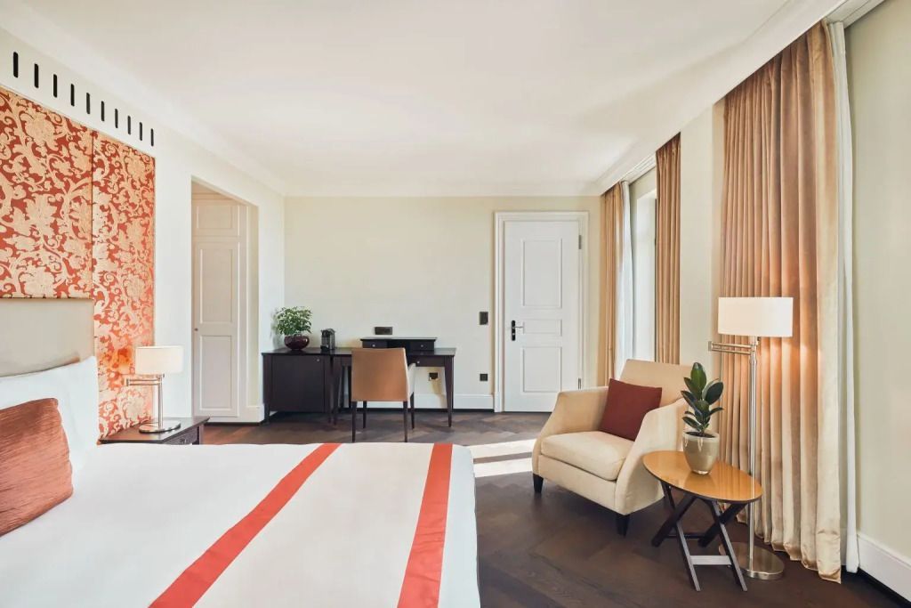 Helles Superior Doppelzimmer mit Arbeitsbereich und Sessel im The Dolder Grand.