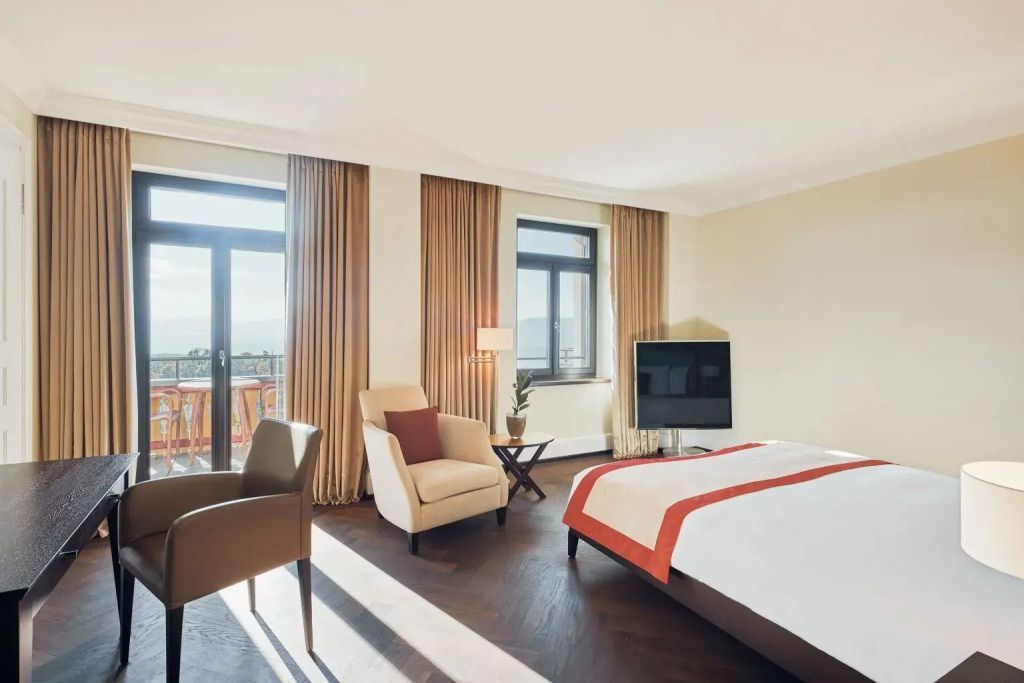 Superior Doppelzimmer mit Balkon und Blick auf die Stadt im The Dolder Grand.