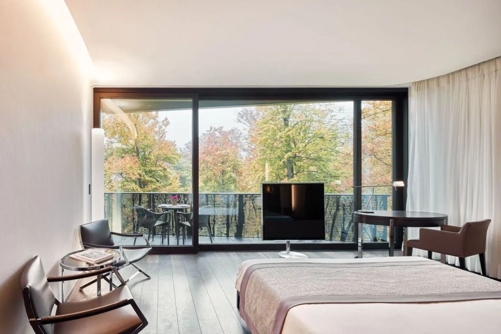 Panoramafenster und Naturblick im modernen Hotelzimmer des The Dolder Grand.