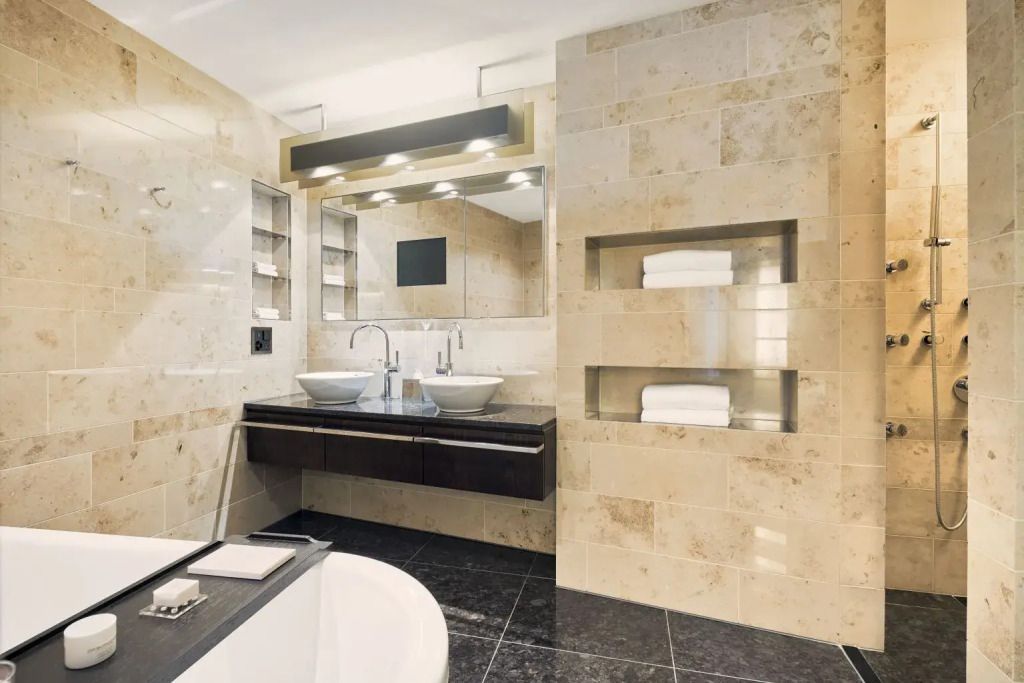 Luxuriöses Badezimmer mit Doppelwaschbecken und modernen Armaturen