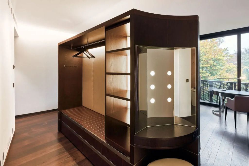 Luxuriöser begehbarer Kleiderschrank mit Spiegel und Beleuchtung