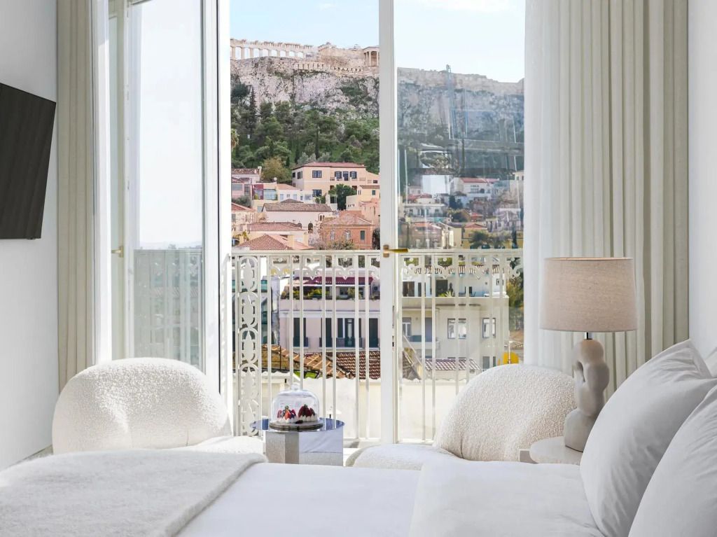 Blick aus dem Zimmer auf die Akropolis, großes Fenster mit weißem Vorhang.