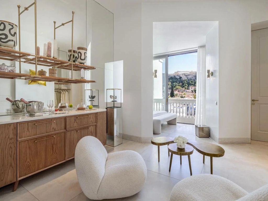 Modernes Wohnzimmer mit eleganten Möbeln und Blick auf die Akropolis.