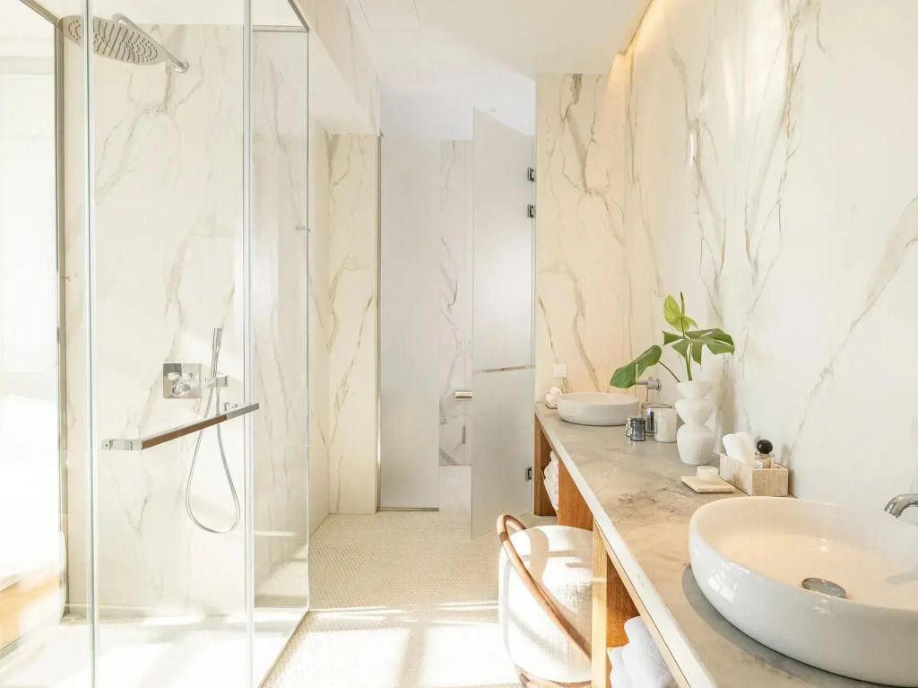 Luxuriöses Badezimmer mit Marmordetails und Doppelwaschbecken