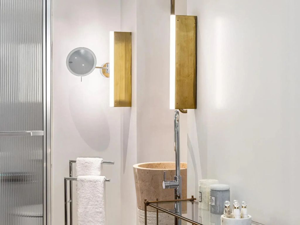 Modernes Badezimmer mit stilvollen Lampen und Designerwaschbecken